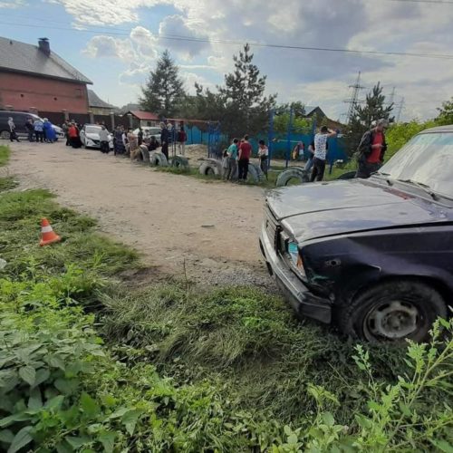 Водитель Жигулей прижал к забору велосипедиста в Новосибирске