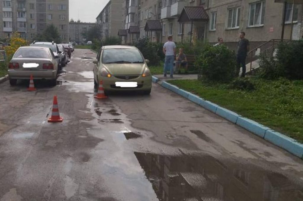 Иномарка сбила во дворе дома Новосибирска трехлетнюю девочку