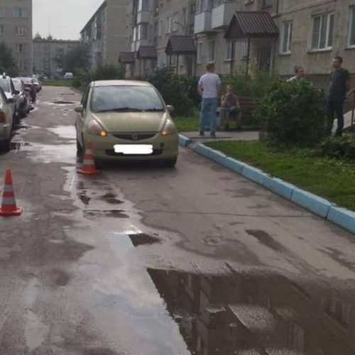 Иномарка сбила во дворе дома Новосибирска трехлетнюю девочку