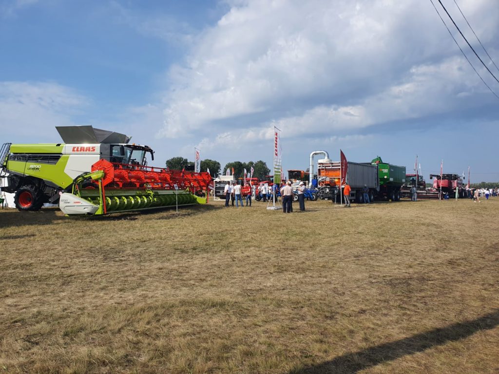 Трактор с дистанционным управлением и элитных коров показали на Дне поля в Новосибирске