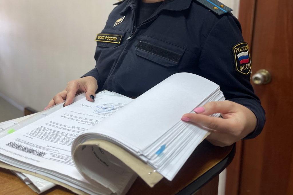 Приставы забрали телефон с наркотическими переписками у жителя Новосибирской области