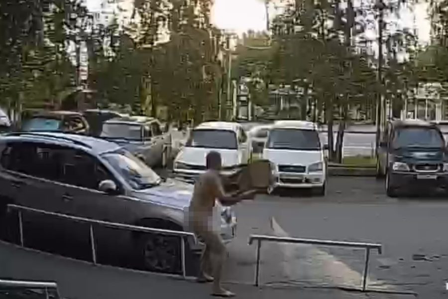 Голый житель Новосибирска напал на автомобили в Плющихинском жилмассиве