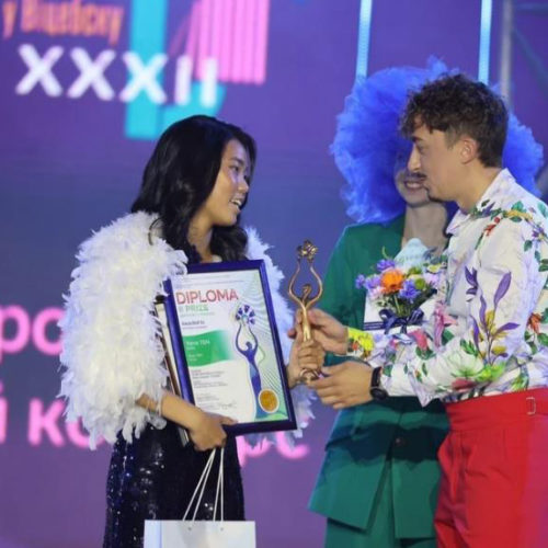 Школьница из Новосибирска выиграла тысячу долларов в международном вокальном конкурсе