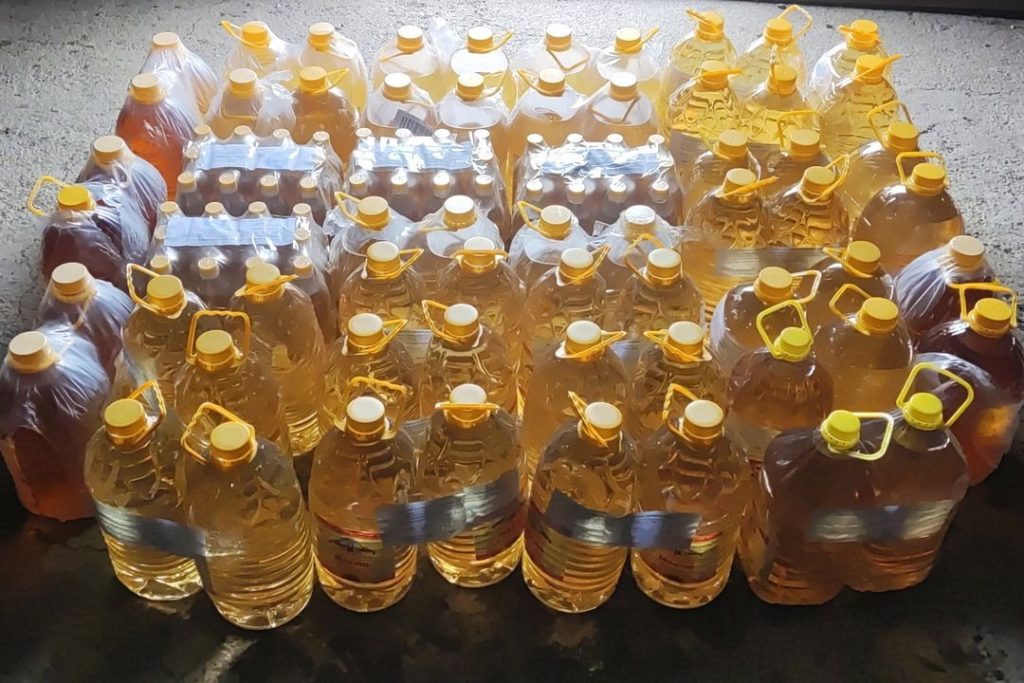 Крупную партию масла пытались незаконно вывезти с Алтая жители Монголии