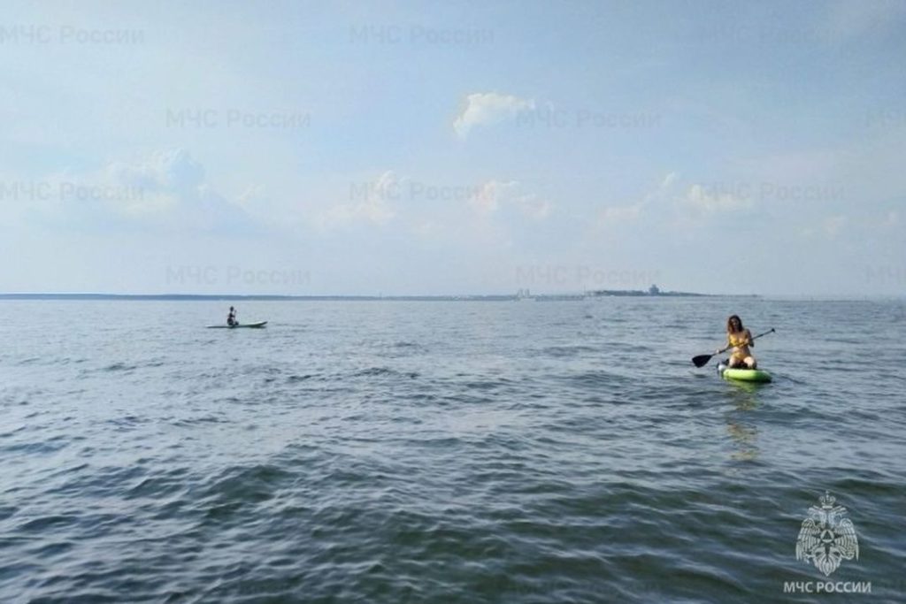 Сапбордистка из Новосибирска едва не погибла на Обском море из-за шторма