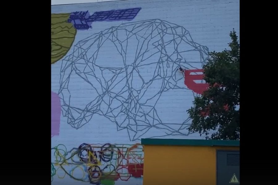 Дрон-художник создает мурал на стене НГТУ в Новосибирске