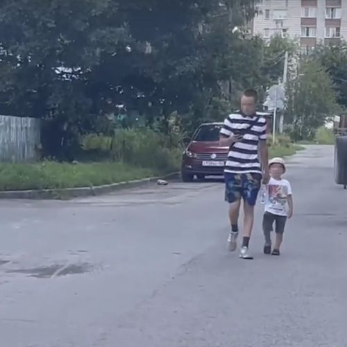 Прохожие нашли на улице в Новосибирске напуганного двухлетнего мальчика в панамке