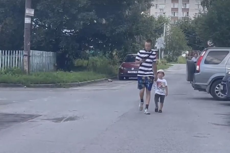 Прохожие нашли на улице в Новосибирске напуганного двухлетнего мальчика в панамке