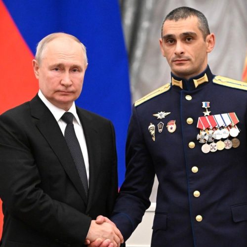 Президент вручил звезду Героя России спецназовцу из Бердска