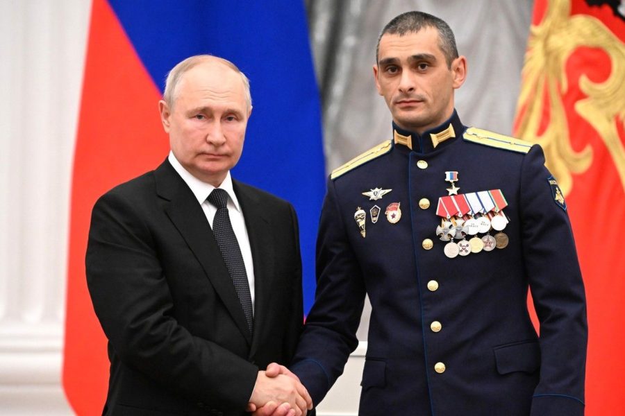 Президент вручил звезду Героя России спецназовцу из Бердска