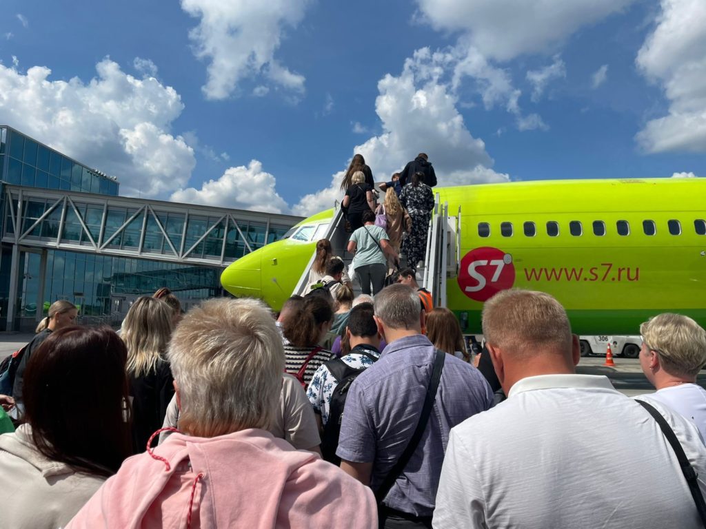 Рейс Новосибирск-Санкт-Петербург задержали из-за сошедшего с ума пассажира