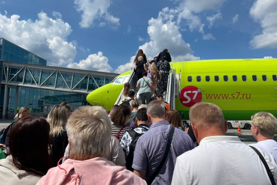 Рейс Новосибирск-Санкт-Петербург задержали из-за сошедшего сума пассажира