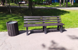 Сбер установил в Сибирских городах скамейки и урны из переработанного пластика