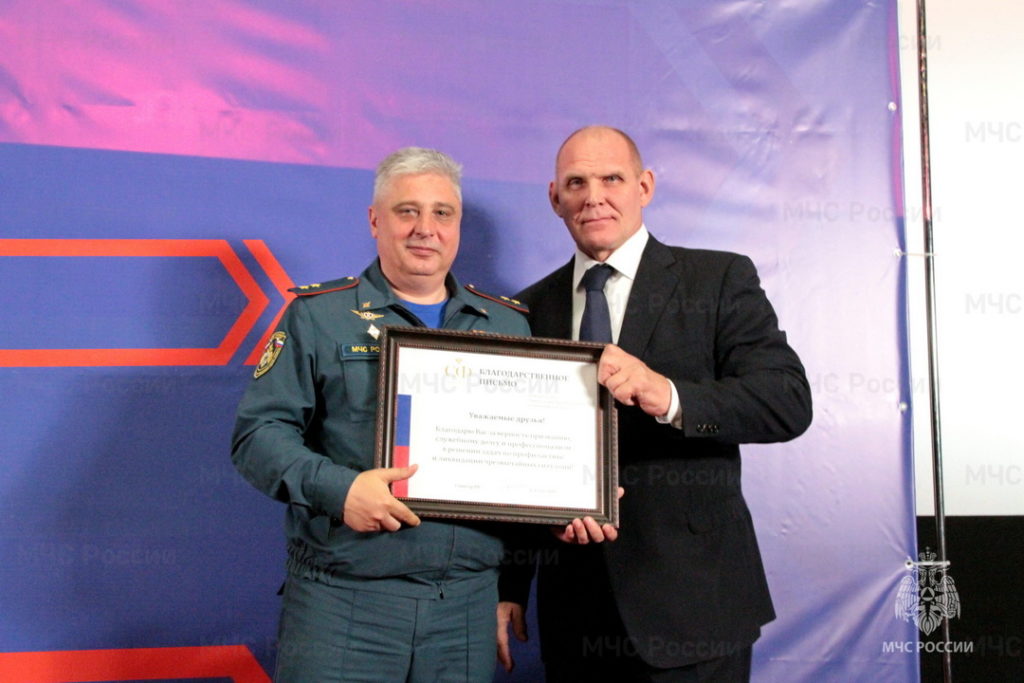 Александр Карелин пожал руку генералу МЧС Виктору Орлову