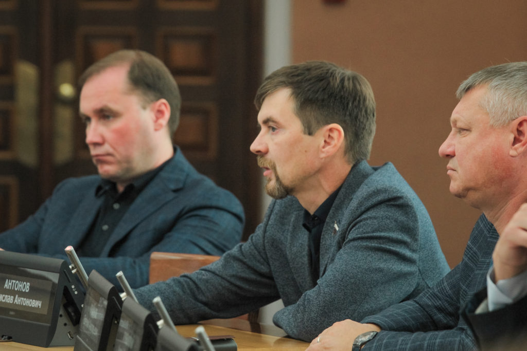 В Новосибирске инициируют отстранение депутата горсовета Ростислава Антонова