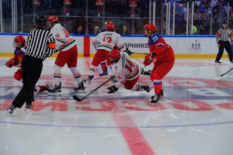 Первый матч на новой ледовой арене в Новосибирске сыграли юниоры Белоруссии и России