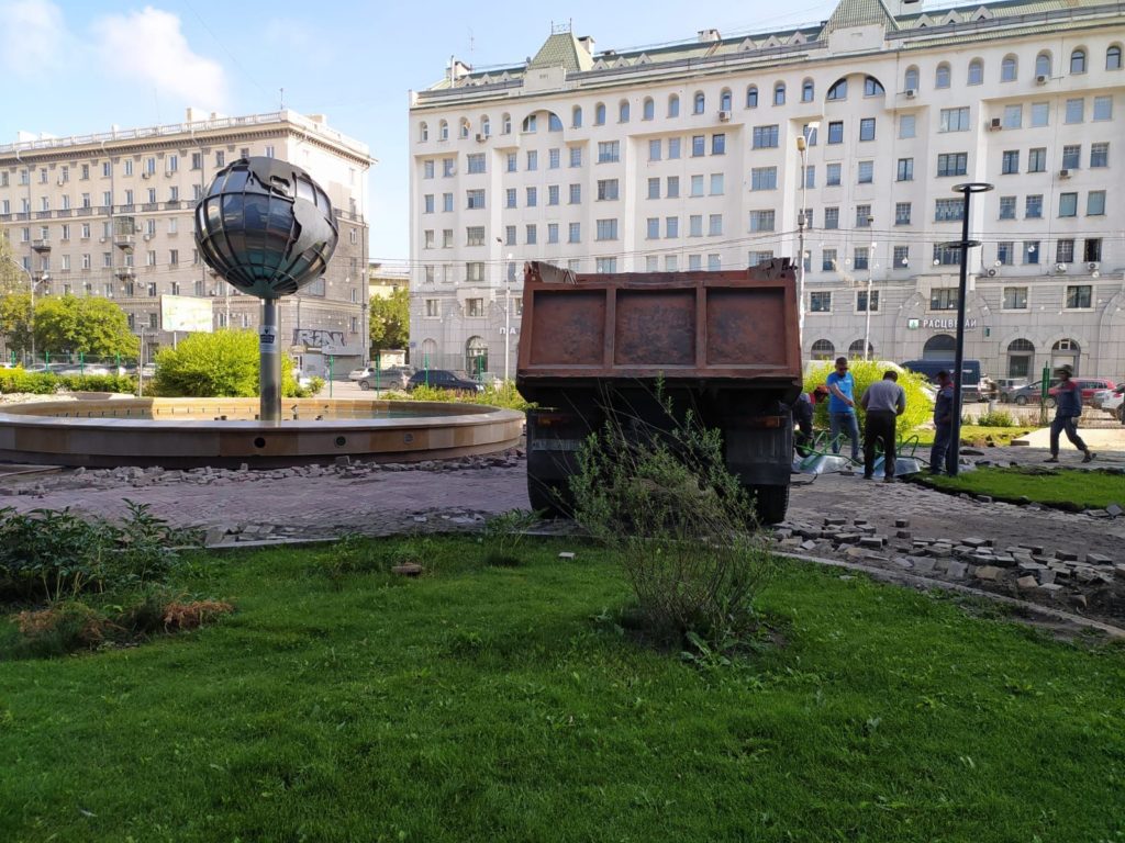 В сквере Крылья Сибири в центре Новосибирска начали разбирать дорожки