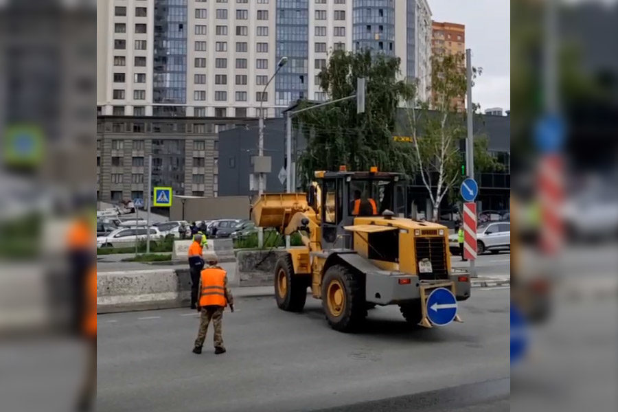 В Новосибирске начали убирать бетонные блоки, блокирующие выезд из Панорамы