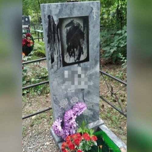 Вандалы разрисовали надгробия на кладбище под Новосибирском
