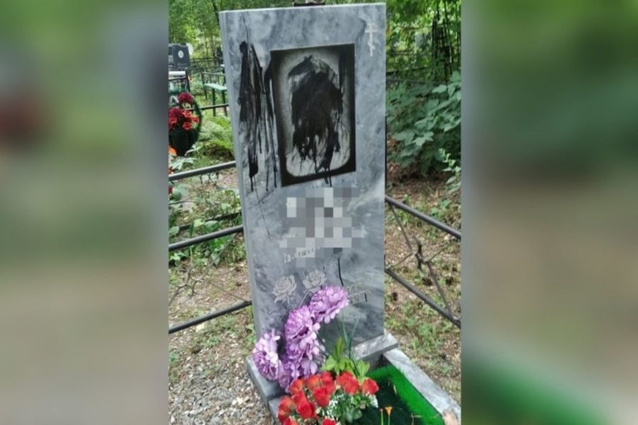 Вандалы разрисовали надгробия на кладбище под Новосибирском