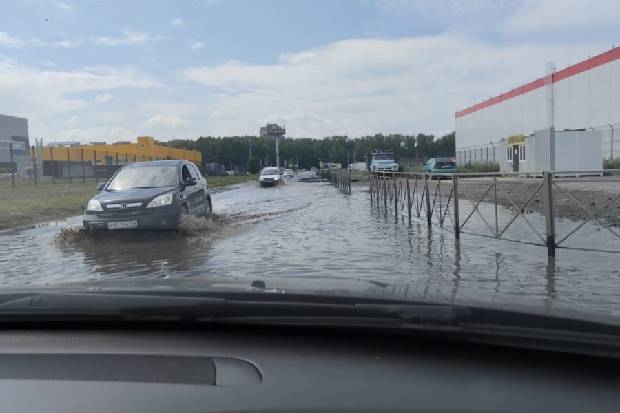 Мэр Новосибирска потребовал ужесточить контроль за откачкой воды с улиц города