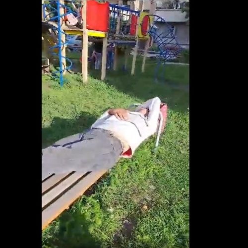 Жители Хилокской сняли на видео спящего на детской площадке мигранта