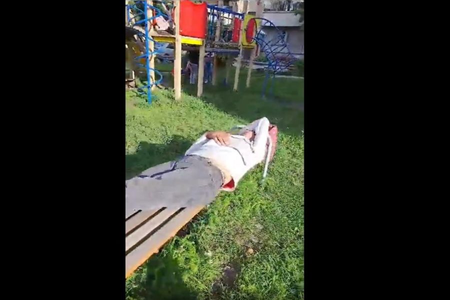 Жители Хилокской сняли на видео спящего на детской площадке мигранта