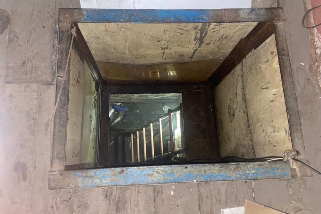 Новосибирские следователи показали погреб, где погибли супруги