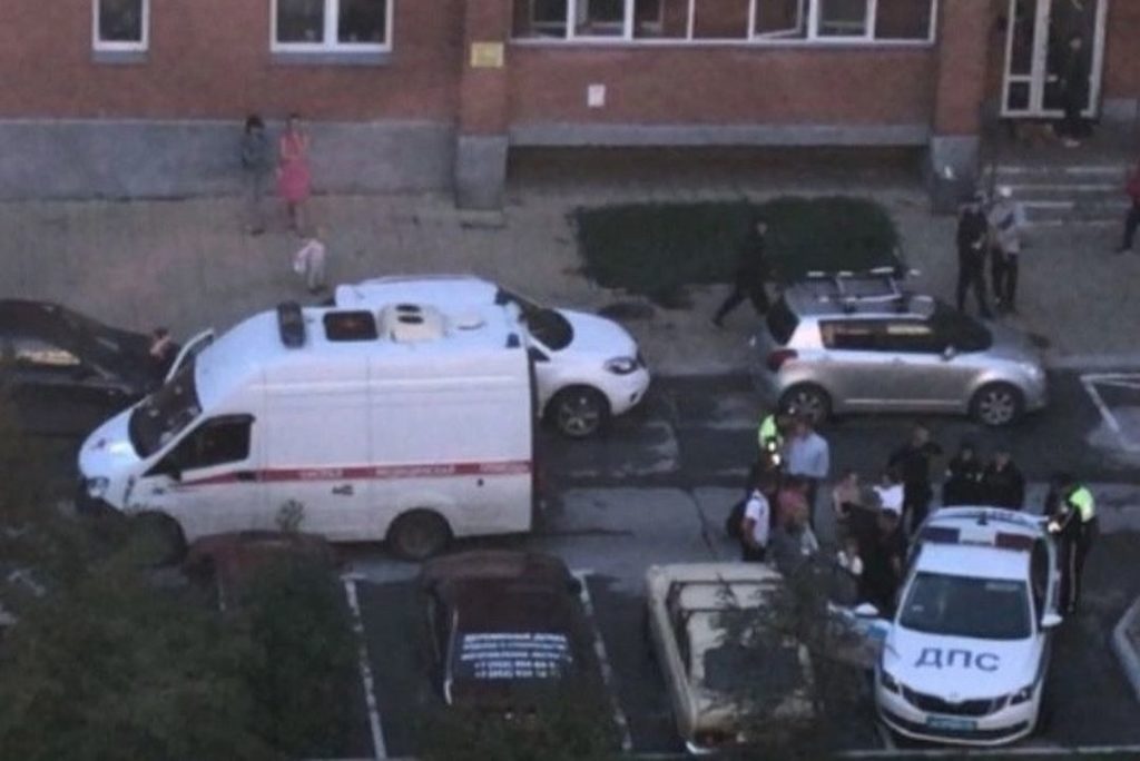 С семьей 3-летнего мальчика, погибшего под колесами авто в Новосибирске, работают психологи