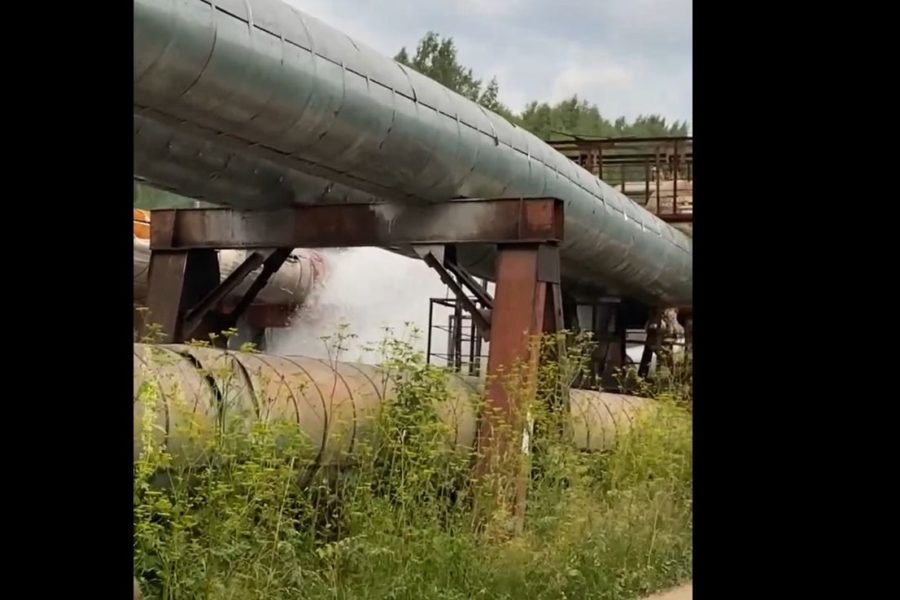 Жители Новосибирска заметили на ТЭЦ 5 бьющий из трубы фонтан