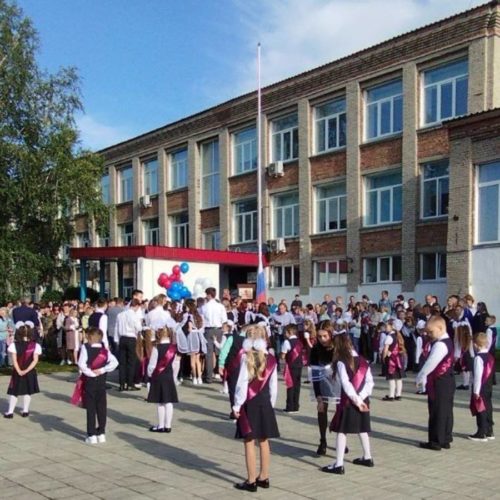 За парты в школах Новосибирска сели более 24 тысяч первоклассников