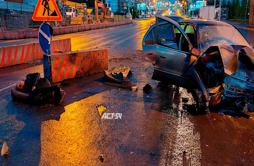 Автомобиль загорелся после столкновения с бетонным блоком в Новосибирске