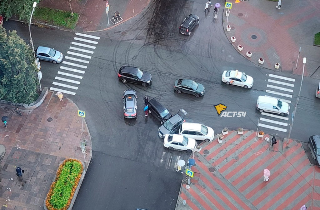 Массовое ДТП произошло в центре Новосибирска