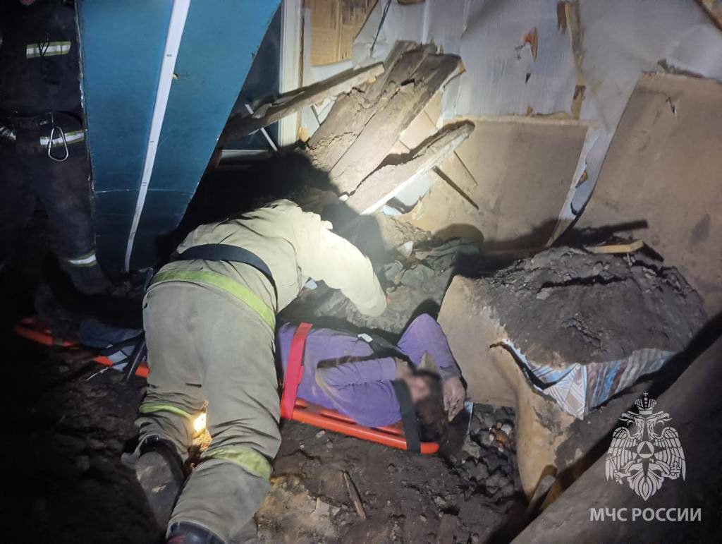 МЧС спасло людей из завала в частный доме под Новосибирском