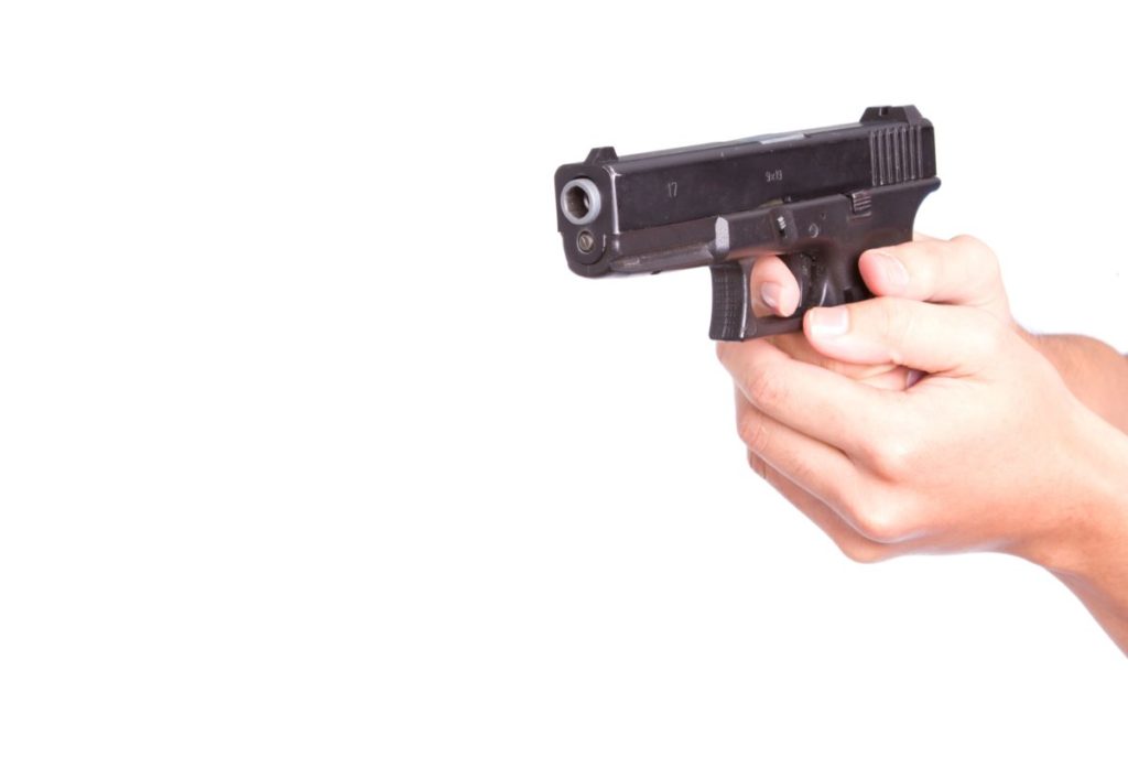 В Новосибирске мужчина достал травмат и наставил на человека после замечания