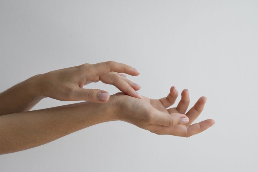 Дерматовенеролог рассказала, как защитить кожу рук в осенний период