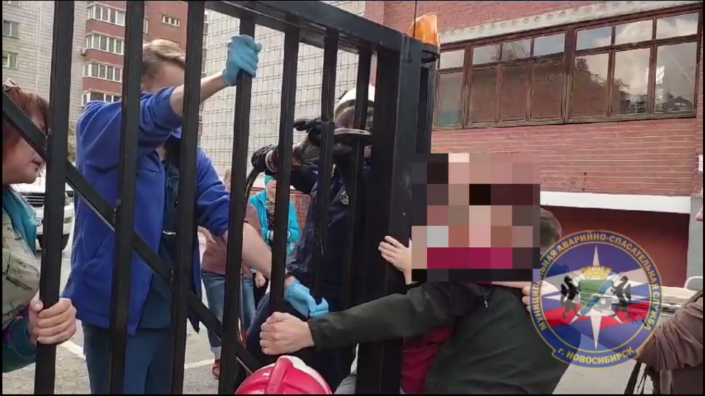 Новосибирские спасатели вытащили ногу мальчика из плена автоматических ворот