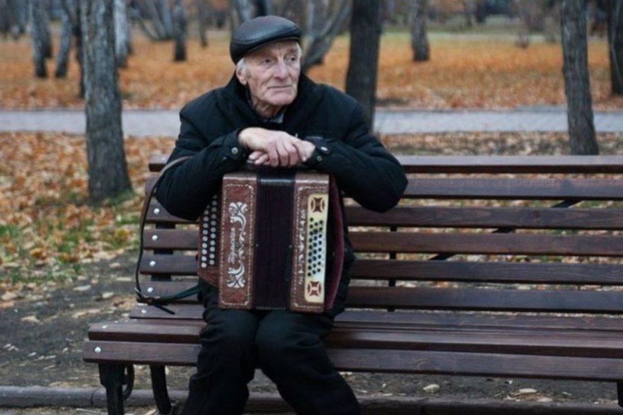Легендарный дедушка-гармонист из Новосибирска оказался в больнице