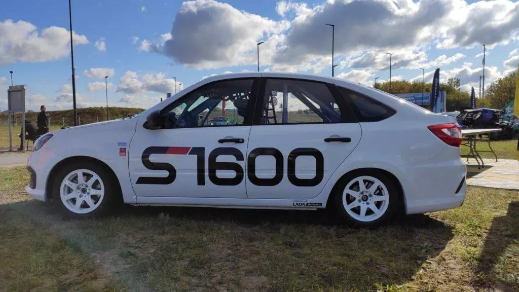 АвтоВАЗ представил гоночную Lada Granta Sport