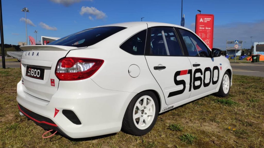 АвтоВАЗ представил гоночную Lada Granta Sport