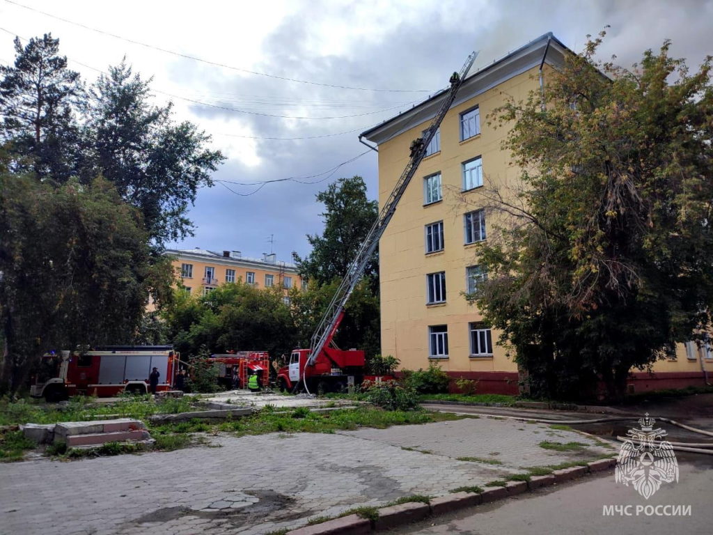 В Новосибирске ликвидируют крупное возгорание в Калининском районе
