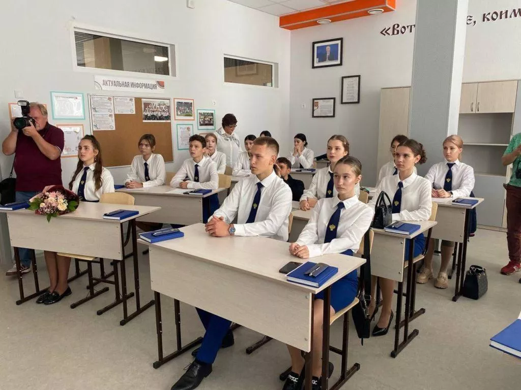 На первый звонок в новосибирской школе № 54 пришли дети в прокурорской форме