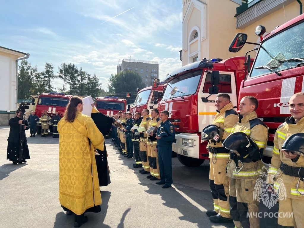 Семь новых пожарных автоцистерн МЧС освятили в Новосибирске