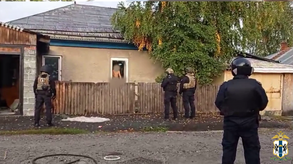 Неадекватный новосибирец всю ночь избивал беременную жену в гараже дома