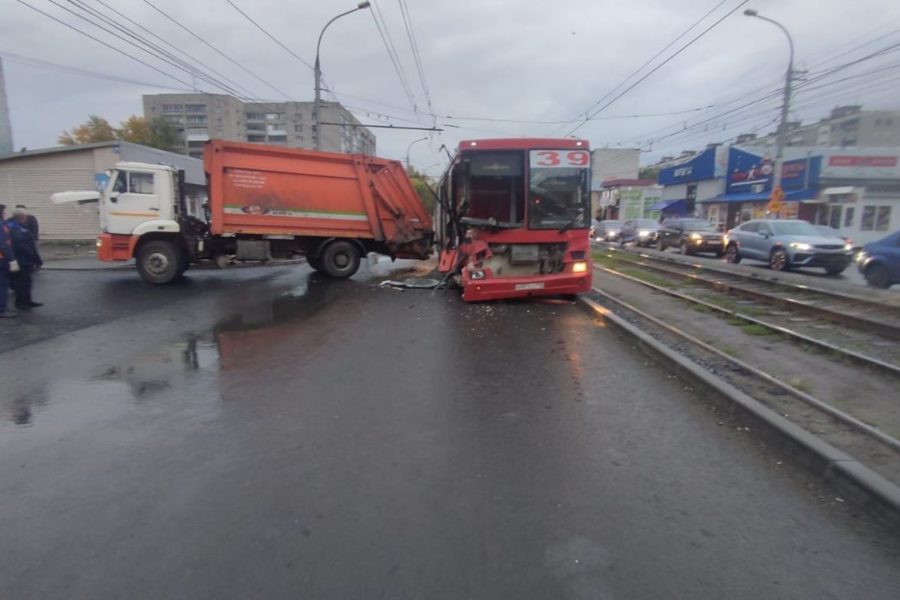 Камаз столкнулся с автобусом на Учительской в Новосибирске