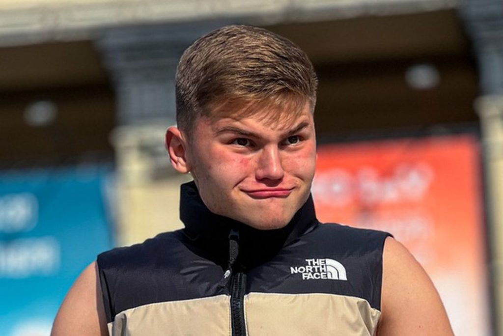 Блогеру, прыгнувшему под поливальную машину в Новосибирске, выписали уникальный штраф