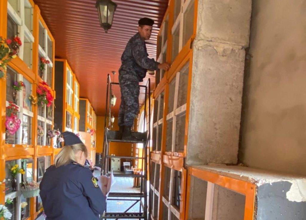 Приставы арестовали ячейки в стене скорби в Новосибирске