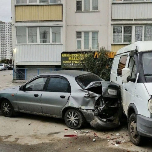 На улице Виктора Уса в Новосибирске водитель устроил во дворе массовое ДТП