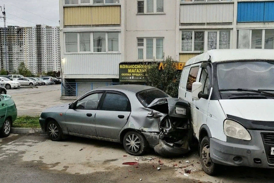 На улице Виктора Уса в Новосибирске водитель устроил во дворе массовое ДТП