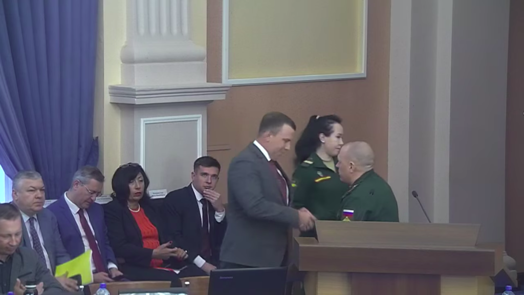 «Служу России!»: депутаты горсовета Новосибирска получили награды за помощь в СВО